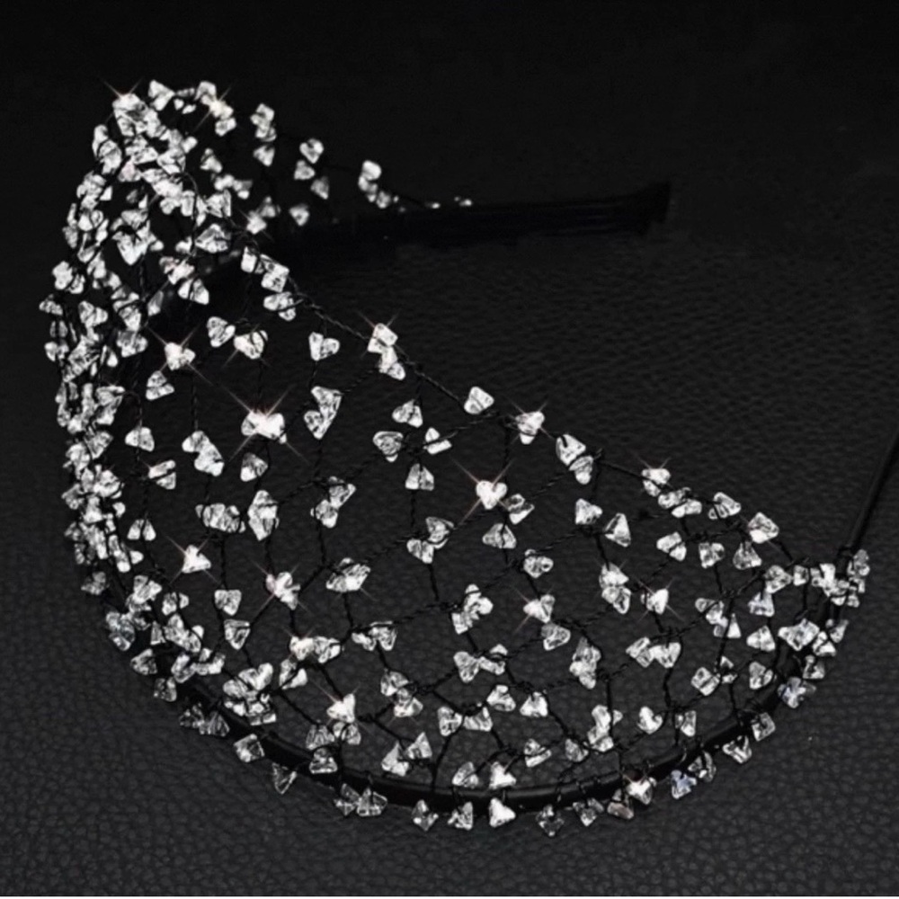 Elegant headband with clear rhinestones.